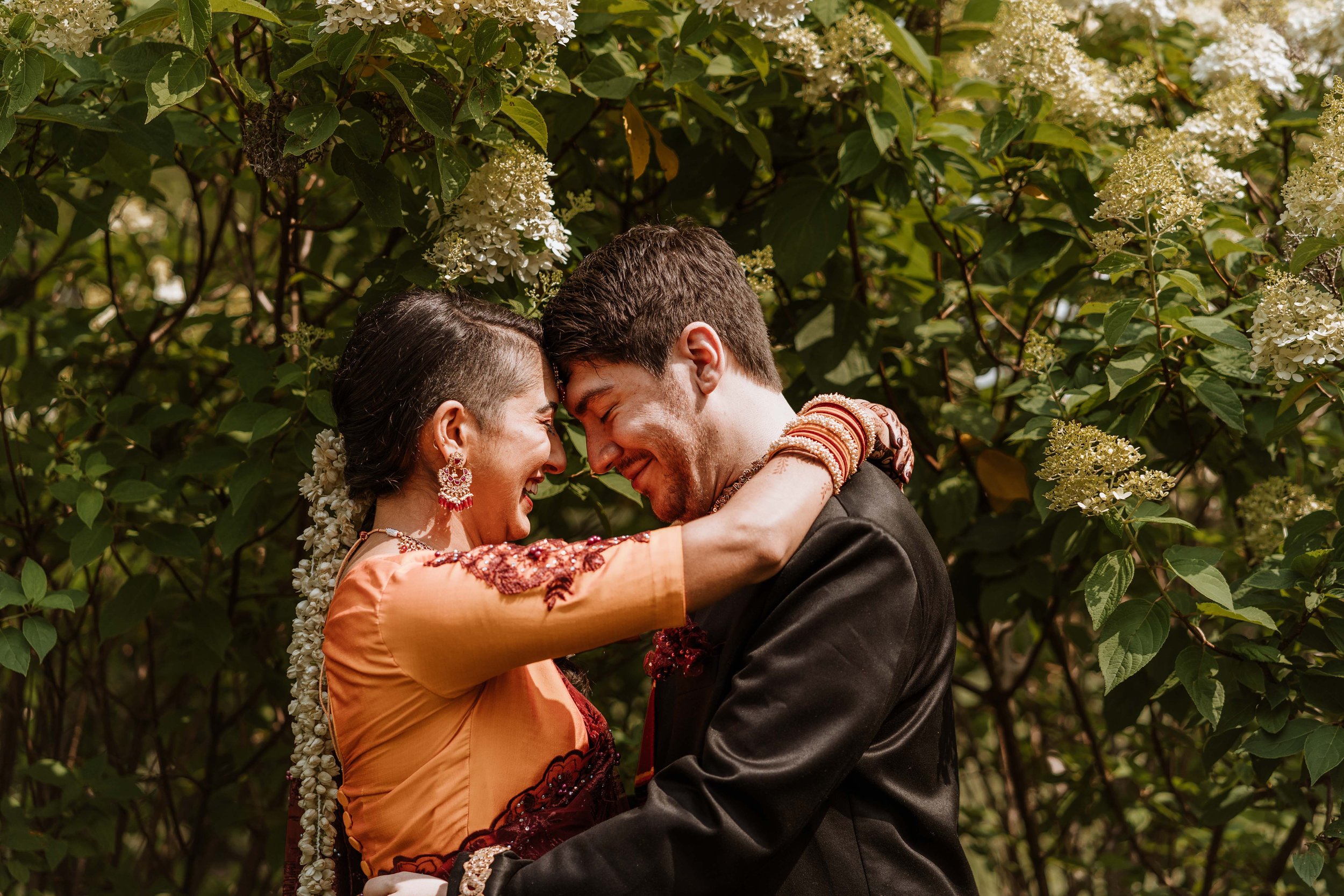 Bride and grooms spend some time together before their ceremony at Hornbakers Gardens