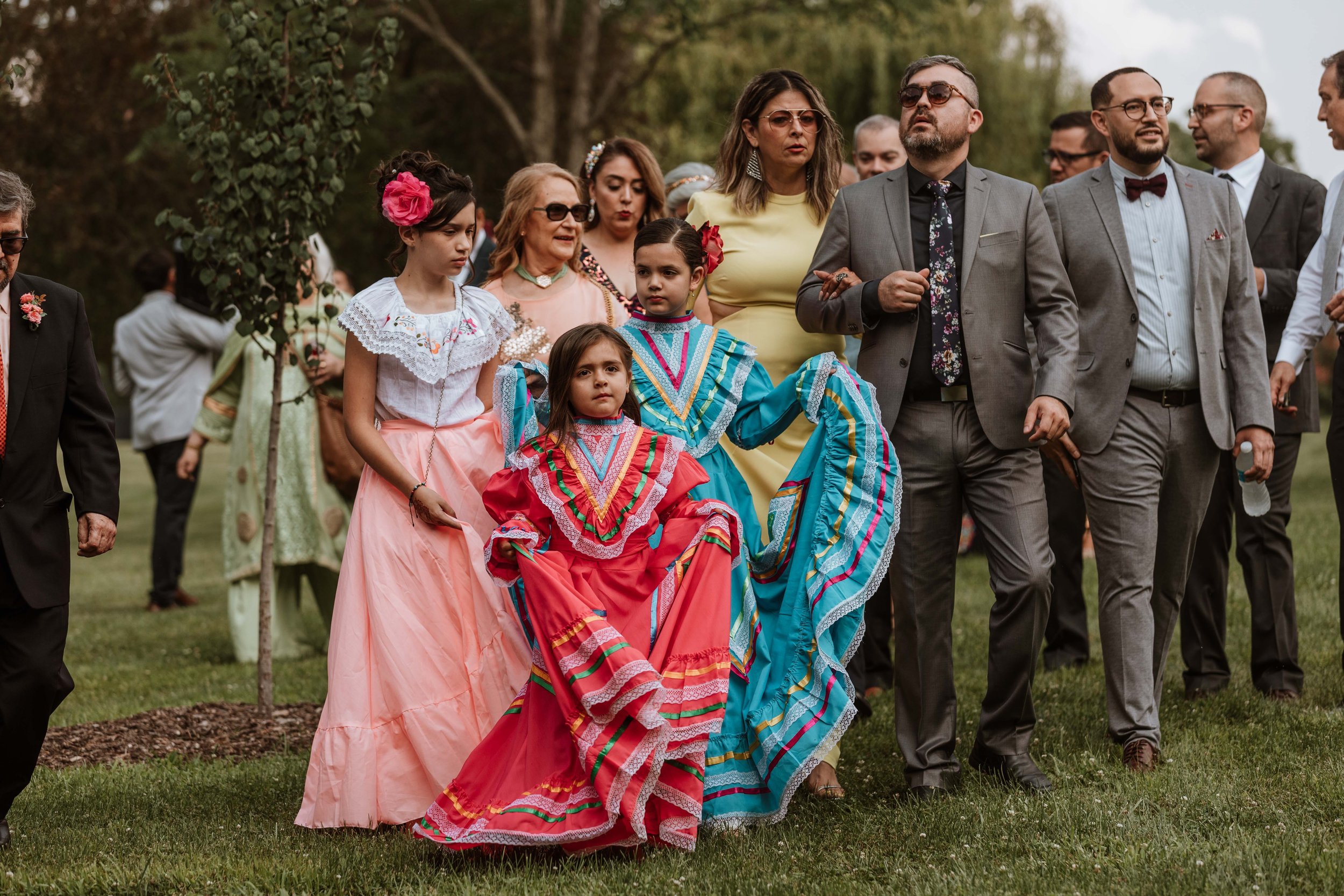 guests arrive at hornbakers wedding
